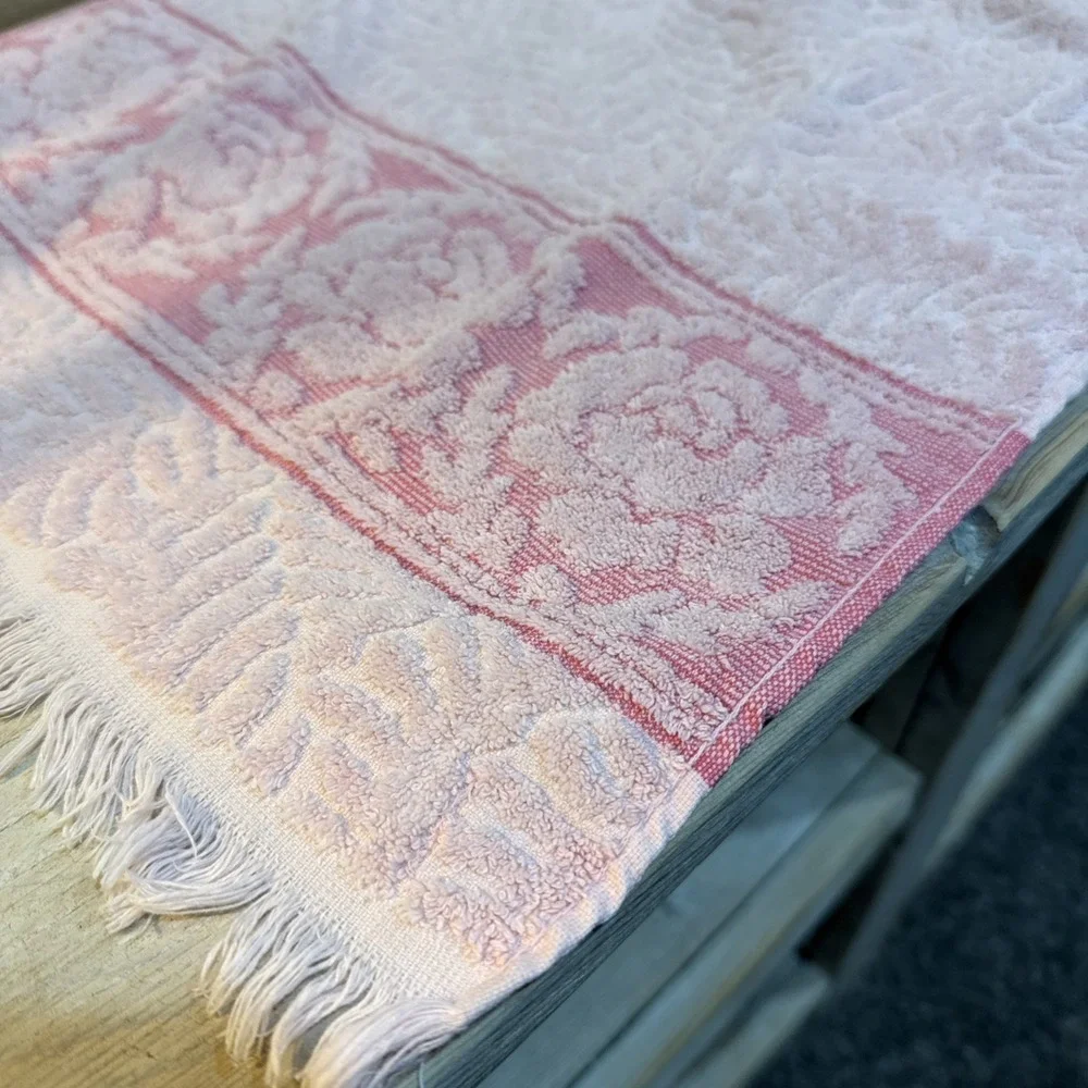 Cannon Royal Family Vtg Pink Rose RETRO SCULPTED PINK flower Bathroom Hand towel